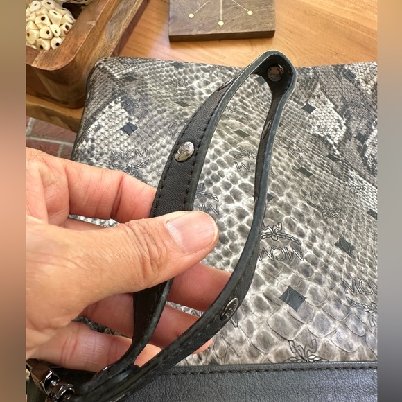 MCM BLACK LEATHER WITH WRISTLET MACBOOK POUCH/BAG 🌟AUTHENTIC 🌟 - Picture 8 of 13